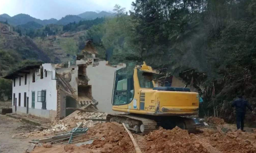 違章建筑——山區(qū)深處違建房屋被拆的苦與痛！