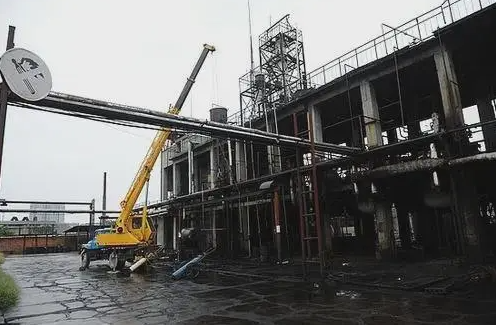 企業(yè)拆遷中,一般有兩種選擇方案,一種是一次性貨幣補償,一種是土地置換或者土地加房屋置換。