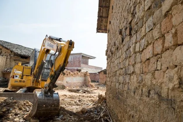 農村征收拆遷過程中，不同意搬遷違法嗎？