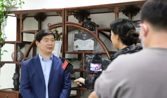 《品質生活》欄目組采訪北京京云<a href=http://www.f7216.cn/team/ target=_blank class=infotextkey>律師</a>事務所主任王興華律師