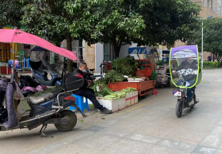 王興華律師：成都一保安跪求沿街擺攤商販離開？