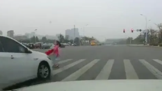 5歲女童橫穿馬路被撞，誰該承擔責任？