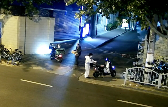 外賣小哥偷物資送心儀女孩，交往不成反被民警抓獲