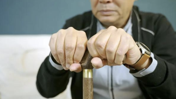 京云<a href=http://www.f7216.cn/team/ target=_blank class=infotextkey>律師</a>解讀：老人賣掉唯一的住房，竟被中介私吞60萬房款！