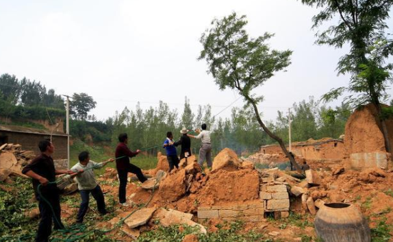 出嫁女戶口遷出與土地補償費？