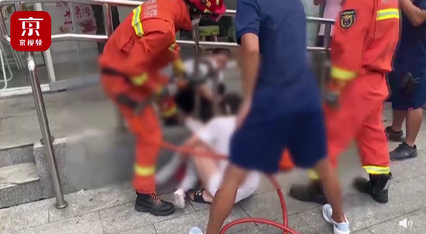 京云律師解讀:兩歲女童被卡護(hù)欄,誰(shuí)該擔(dān)責(zé)? 京云律師解讀:兩歲女童被卡護(hù)欄,誰(shuí)該擔(dān)責(zé)?