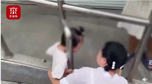 京云律師解讀：兩歲女童被卡護欄，誰該擔責？