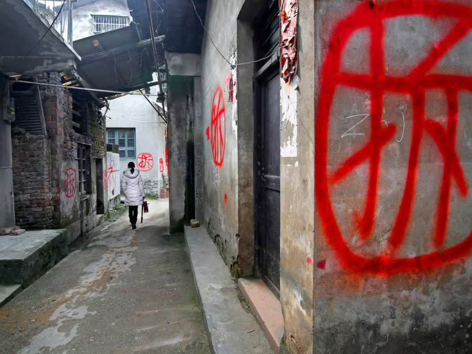 凌晨房屋被強拆，京云拆遷律師：沒有合法依據，拆毀行為違法。