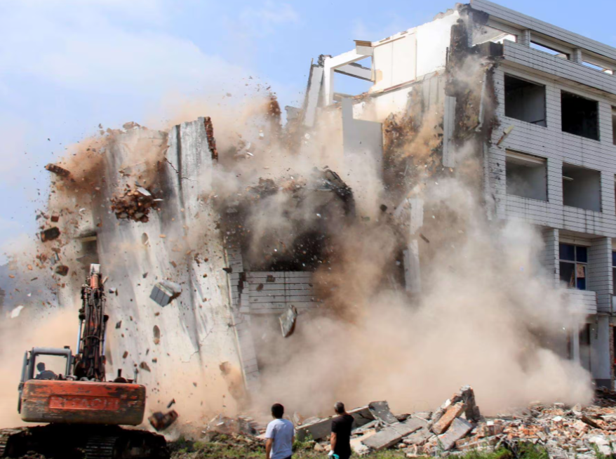 在承包的土地上建設房屋，卻被判定為違建還被強拆，拆遷律師：判決撤銷！