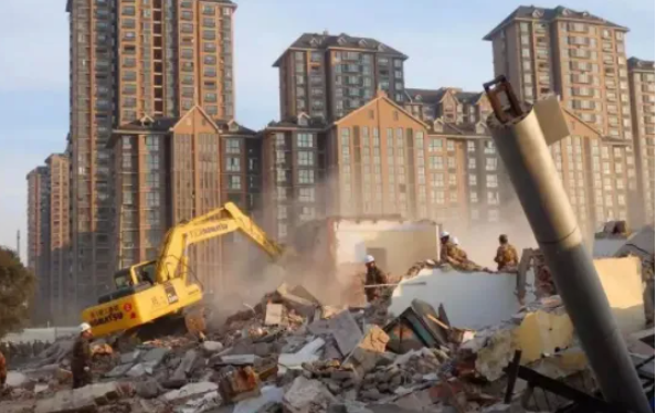 【京云拆遷律師】政府違法搭建圍欄阻礙當事人出行，企圖非法逼遷。