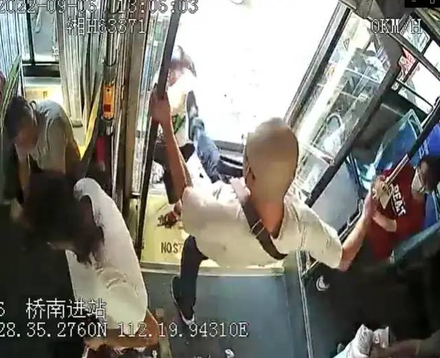 京云律師：攜帶大件行李乘坐公交車該不該額外買票？