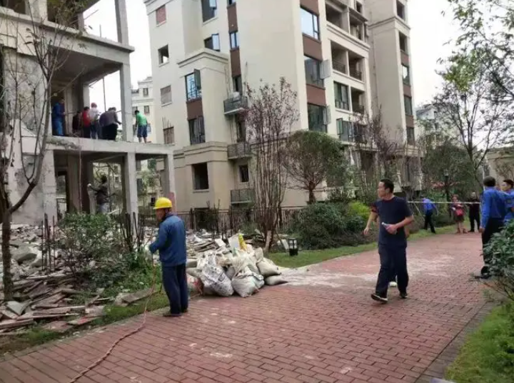 小區業主違章搭建該怎么辦？