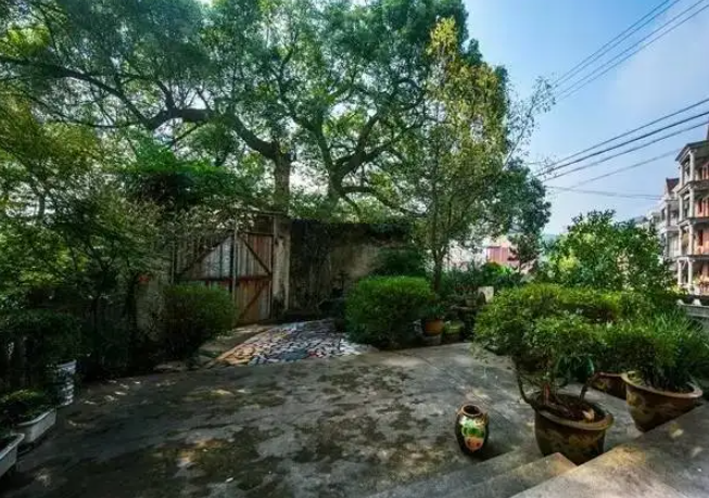 鄰居修路經(jīng)過自家院子不同意如何處理