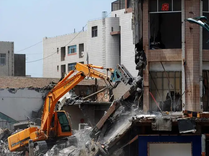 【京云拆遷律師】沒有提前通知而直接拆除違法建筑，是一種違法行為。