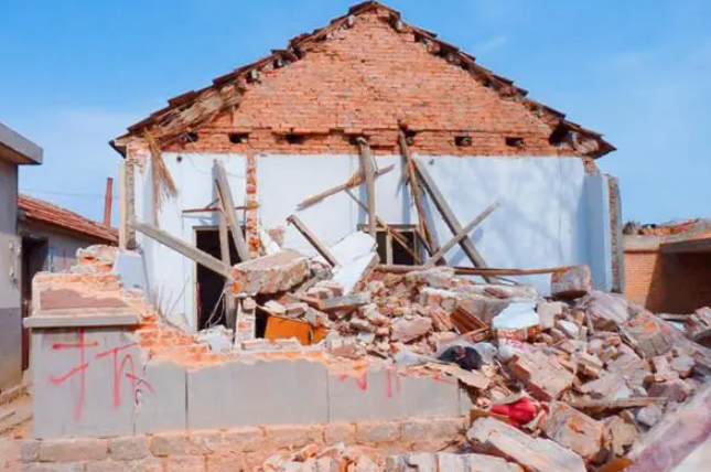 【京云律師】宅基地翻建房屋，入住10年后卻被要求限期拆除怎么辦？