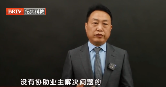 律師解讀：男子因車位被占，雇叉車將占位車扔河里，這合理嗎？合法維權才能真出氣！