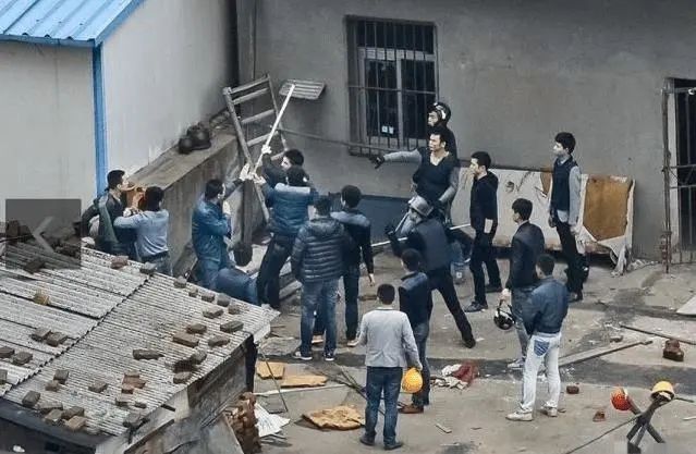 【以案釋法】因暴力拆遷忍無可忍,江蘇女子持刀致1死6傷,遭遇非法逼遷怎么辦? 【以案釋法】因暴力拆遷忍無可忍,江蘇女子持刀致1死6傷,遭遇非法逼遷怎么辦?