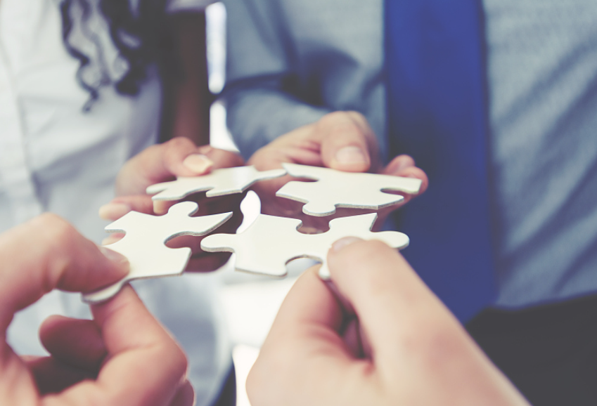 京云拆遷律師在線問答 | 村干部以權(quán)謀私，私自“賤賣”土地，村民該如何維權(quán)？