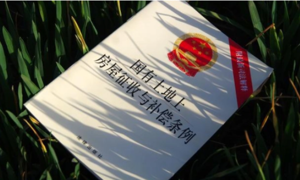 京云拆遷律師在線問答 | 土地補償款沒有發(fā)放到農(nóng)戶手中，農(nóng)戶可否阻止占地施工?