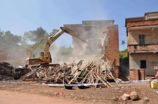 【以案釋法】7旬女房主遭強拆被打斷兩根肋骨女兒遭扒衣？報警救助卻被搪塞“管不了”？