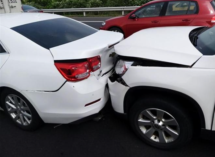 丈夫單獨駕駛車輛發生交通事故，妻子作為登記車主應否承擔賠償責任？
