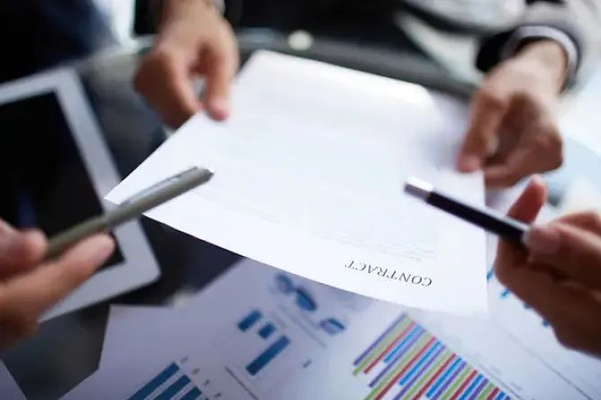 提供勞務服務過程中受到人身損害該向誰索賠？