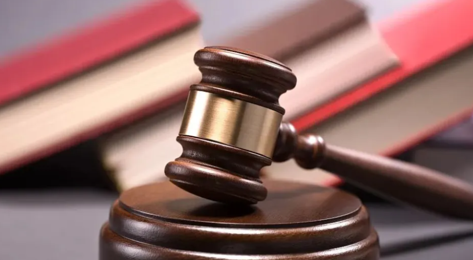 男子把前女友照片制成黃色卡片散發，還索要印制費！法院判了