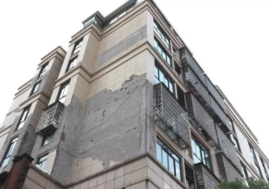 小區(qū)外墻水泥塊脫落砸傷業(yè)主，誰(shuí)擔(dān)責(zé)？